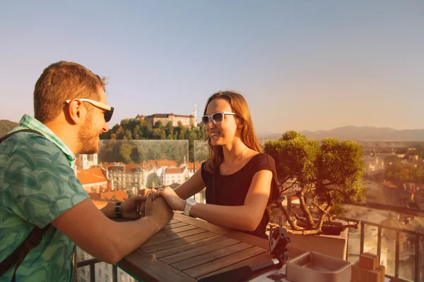 Szerelmeseket európai vörös tetők és a kastély a háttérben Ljubljana, Szlovénia — Stock Fotó