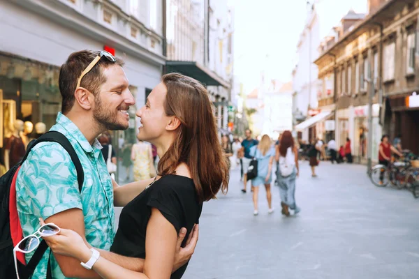 Пара влюбленных в центре Старого города Любляны, Словения . — стоковое фото