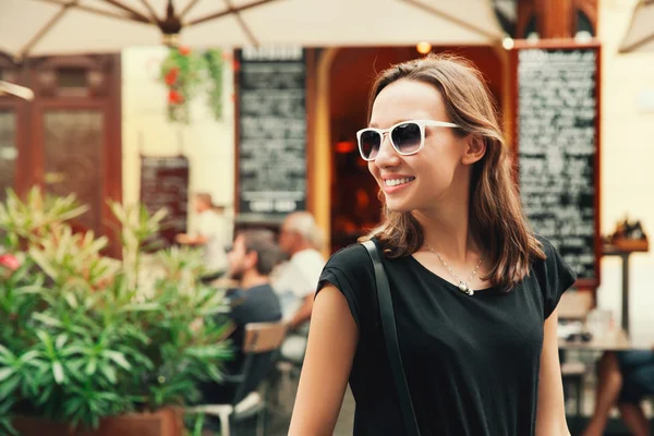 Turista sorridente no fundo do café de rua. Férias em Cidade Europeia . — Fotografia de Stock