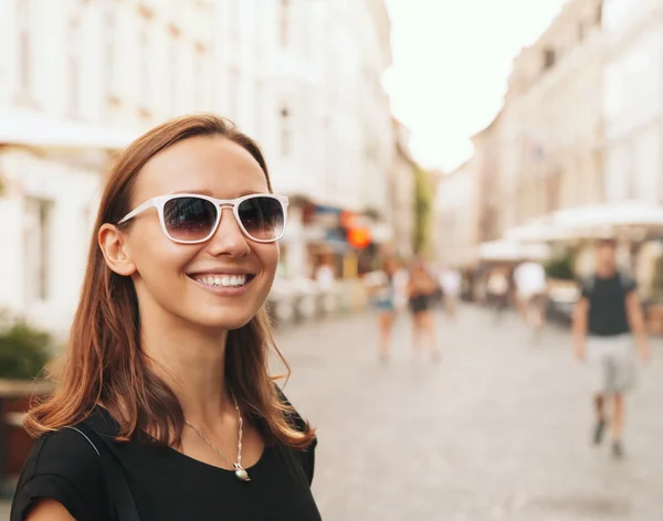 Mulher sorridente no fundo da European Old Town Street — Fotografia de Stock