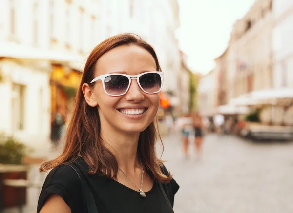 Mulher sorridente no fundo da European Old Town Street — Fotografia de Stock