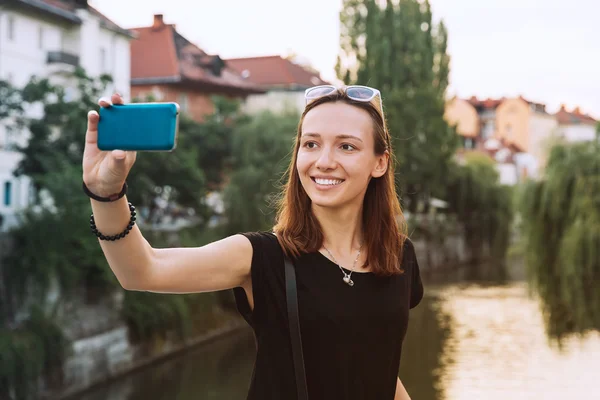 Smiling tourist on the background of Ljubljana cityscape — Stock Photo, Image