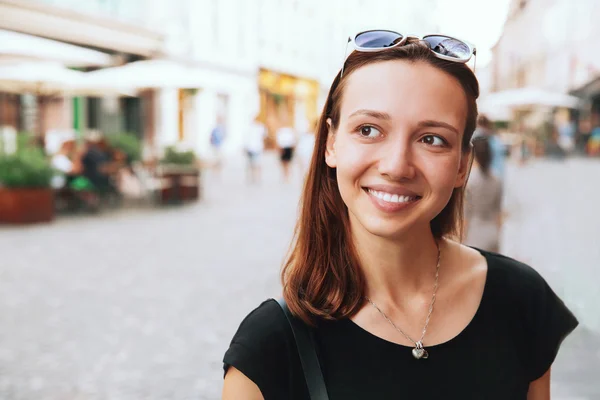 Mujer sonriente en el fondo de la calle de la Ciudad Vieja Europea — Foto de Stock