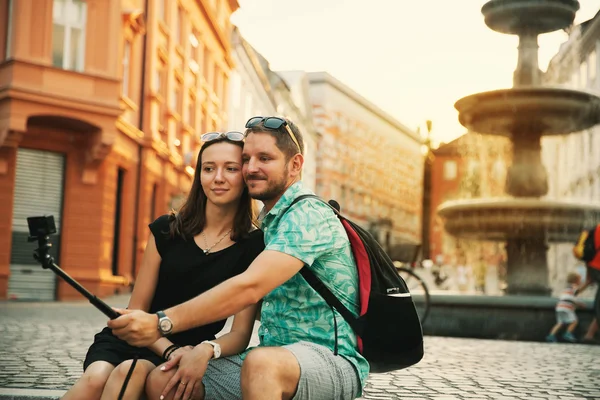 リュブリャナの旧市街中心部の恋人のカップル, スロベニア. — ストック写真