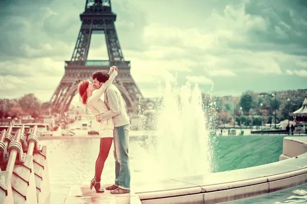 Milující pár líbání poblíž Eiffelova věž v Paříži — Stock fotografie