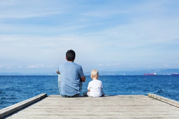 Vater mit Sohn auf der Seebrücke — Stockfoto