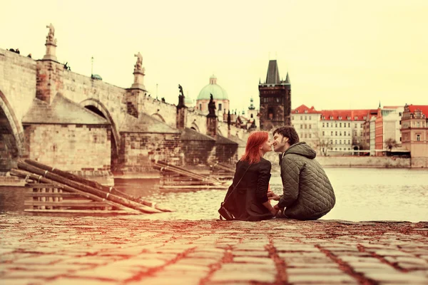 Jong paar in liefde. Prague, Tsjechië, Europa. — Stockfoto