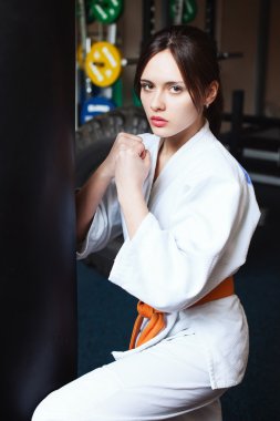 Bir kimono güzel genç kız. 