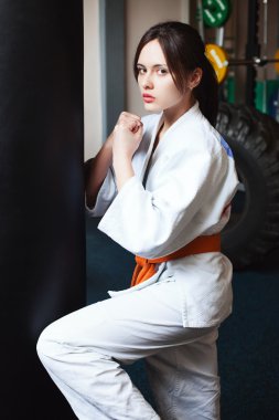 Bir kimono güzel genç kız. 