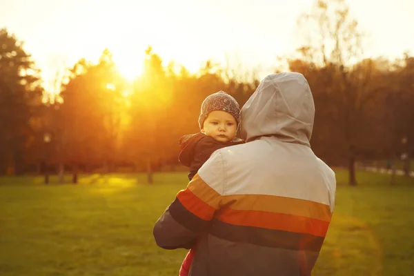 Vater und Sohn beobachten den Sonnenuntergang in der herbstlichen Natur. — Stockfoto