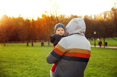 Baba ve oğul sonbahar doğa gün batımını izlemek. 