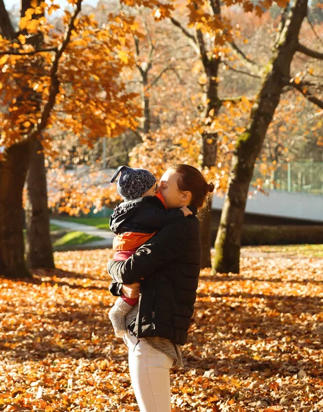 Sonbahar Park aile. — Stok fotoğraf