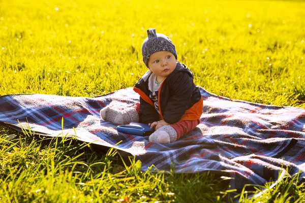 Rozkošné malé dítě dítě v podzimním parku s žluté listy. — Stock fotografie