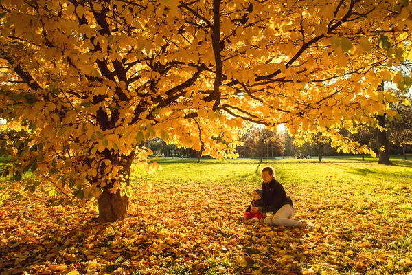 家庭在秋天的公园. — 图库照片