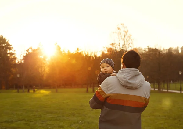Pai e filho assistindo o pôr do sol na natureza outono . — Fotografia de Stock