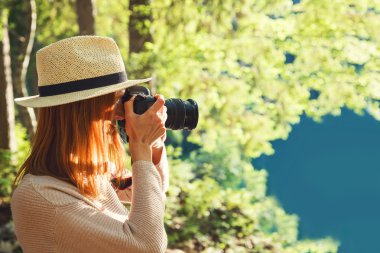 Doğa landsca kamerada fotoğraf çekimi fotoğrafçı