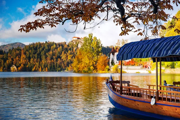 Barcos tradicionales de madera en el lago Bled, Eslovenia . — Foto de Stock