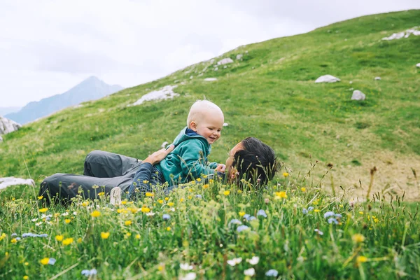 Familia en un día de trekking en las montañas. — Foto de Stock