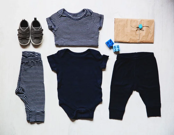 Roupas de bebê, conceito de moda infantil . — Fotografia de Stock
