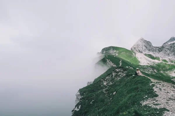 Reiziger of wandelaar in de bergen in het Triglav Nationaalpark. — Stockfoto