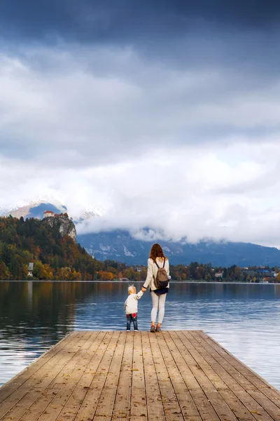 Семья на озере Блед, Словения, Европа — стоковое фото