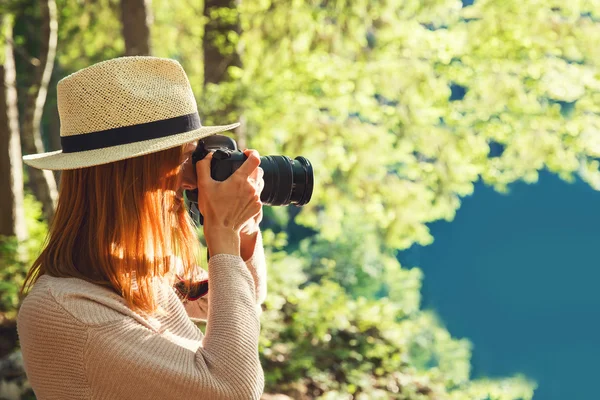 Fotógrafo tomando fotos en la cámara en la naturaleza landsca — Foto de Stock