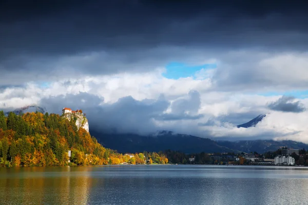 Bledi-tó a régi kastély, Szlovénia, Európa — Stock Fotó