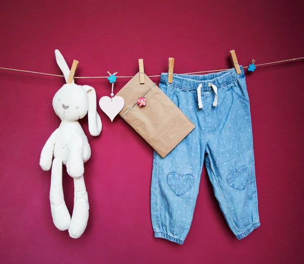 Babykläder och varor som hänger på klädstreck. — Stockfoto