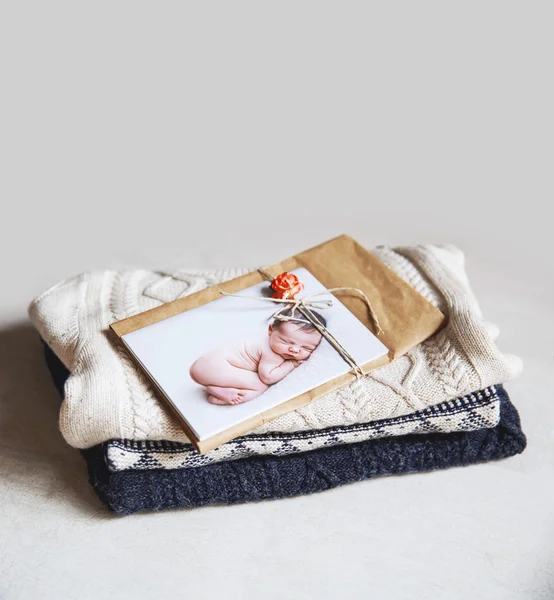 Gedruckte Grußkarte mit dem süßesten schlafenden Neugeborenen auf der k — Stockfoto