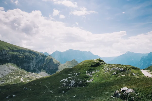 Viajantes ou caminhantes nas montanhas no Parque Nacional Triglav — Fotografia de Stock