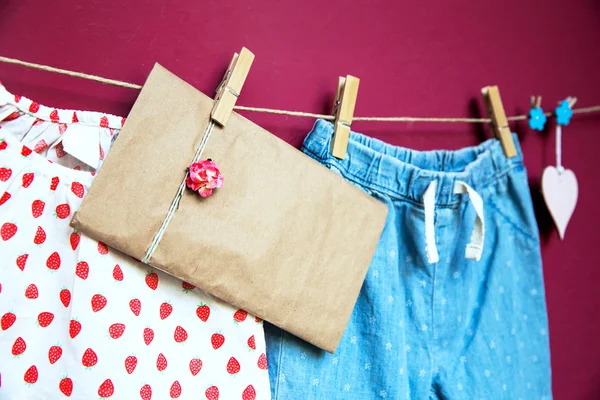Babybekleidung und Waren hängen an der Wäscheleine. — Stockfoto