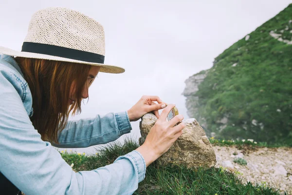 Traveler takes photos on a mobile phone in the mountains. — Stock Photo, Image