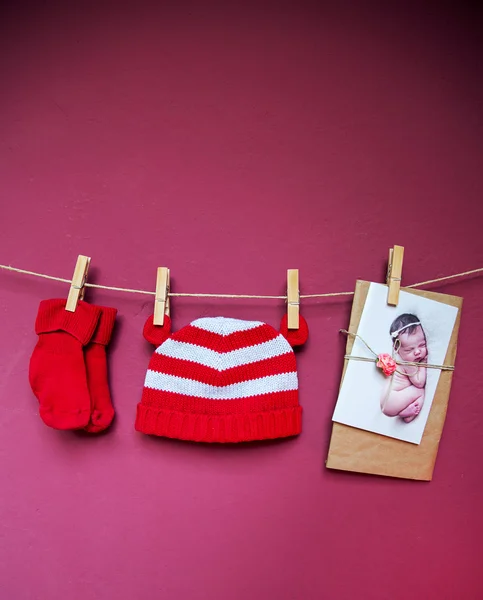 Дитячий одяг та вітальна листівка, що висить на лінії одягу . — стокове фото