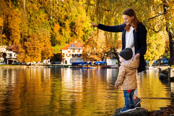 Familia en el lago Bled, Eslovenia, Europa — Foto de Stock
