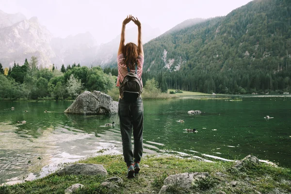 Viajero con los brazos levantados en la naturaleza — Foto de Stock