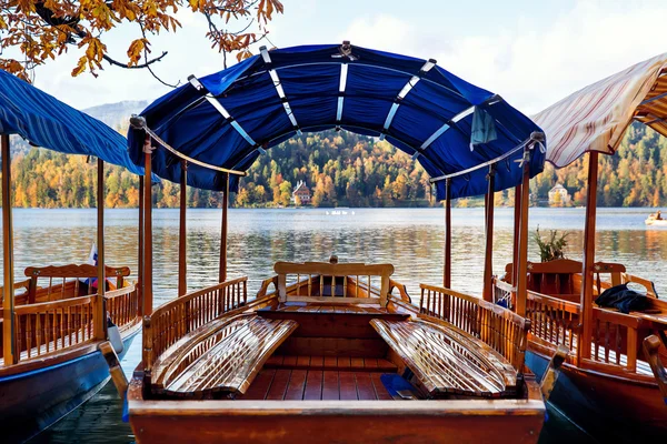 Традиційних дерев'яних човнах на озері Блед, Словенія. — стокове фото