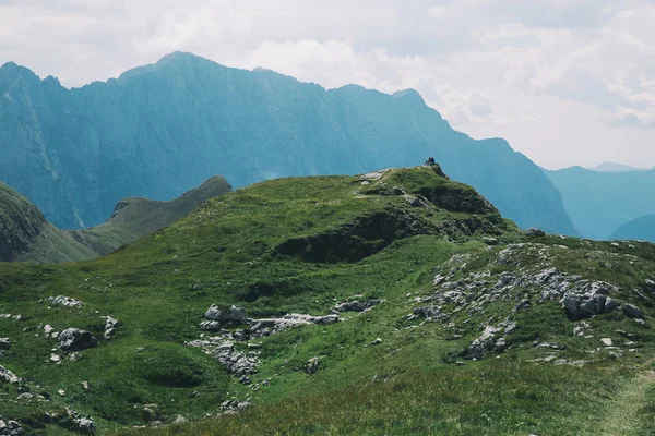 Viajantes ou caminhantes nas montanhas no Parque Nacional Triglav — Fotografia de Stock