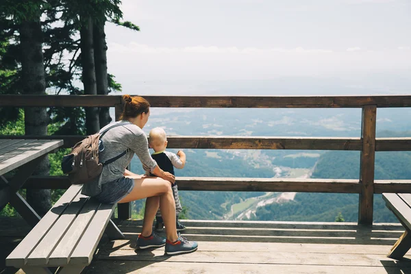 Familia en un día de trekking en las montañas — Foto de Stock