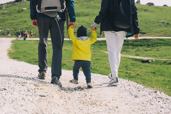 Familie auf Wandertag in den Bergen — Stockfoto