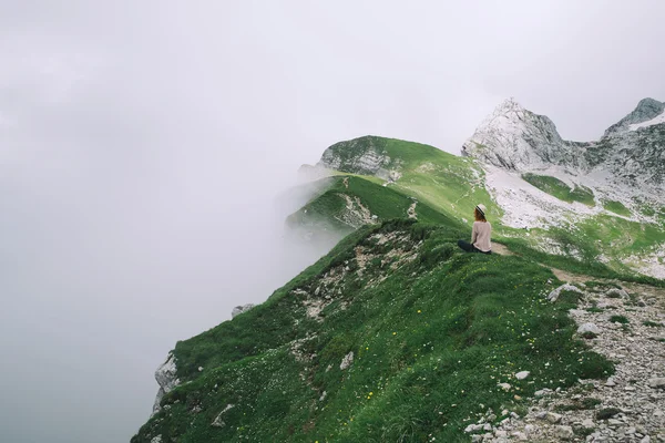 Viajero o excursionista en las montañas en el Parque Nacional Triglav . —  Fotos de Stock