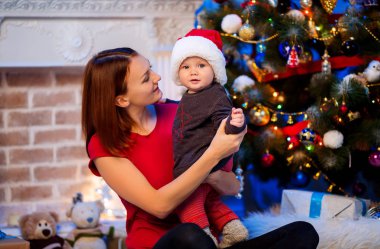 Mutlu aile Noel süsleri, evde arasında