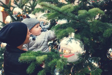 Mutlu aile harcamak zaman Noel ve yeni yıl tatilleri