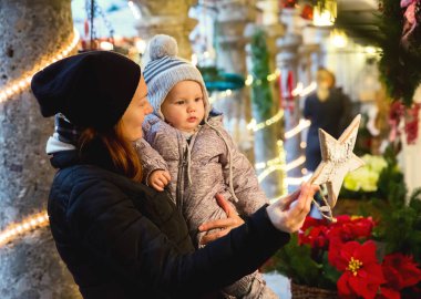 Mutlu aile harcamak zaman Noel ve yeni yıl tatilleri