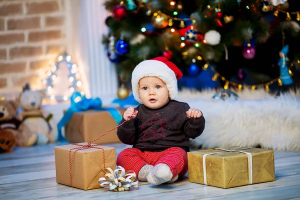 Niedliche weihnachten kleine baby kind boy unter weihnachtsdekoration — Stockfoto