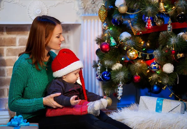 Glückliche Familie inmitten der Weihnachtsdekoration zu Hause — Stockfoto