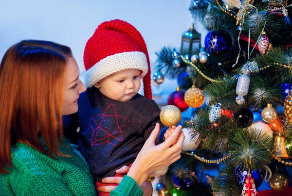 Glückliche Familie inmitten der Weihnachtsdekoration zu Hause — Stockfoto