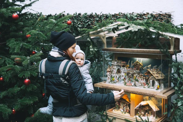 Keluarga bahagia menghabiskan waktu pada liburan Natal dan Tahun Baru — Stok Foto