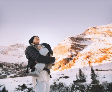 Kış dağ yürüyüş Avusturya'da. 