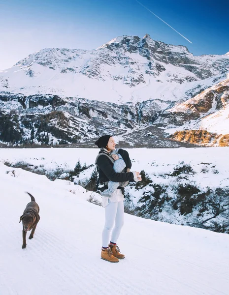 Winter mountain hike in Austria. — Stock Photo, Image