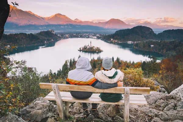 Familia viajera en Bled Lake, Eslovenia, Europa — Foto de Stock